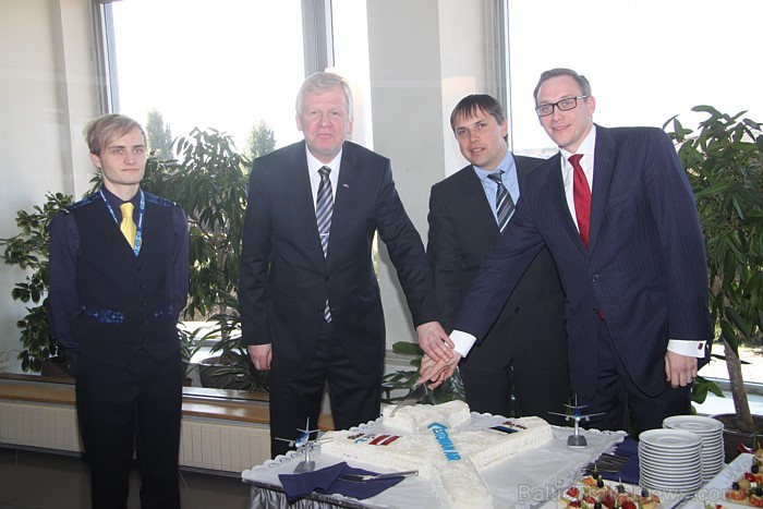 Lidsabiedrības Estonian Airlines torte - Igaunijas vēstnieks Latvijā Mati Varmans, lidostas «Rīga» valdes loceklis Aldis Mūrnieks un «Estonian Air» va Lidsabiedrības Estonian Airlines torte - Igaunijas vēstnieks Latvijā Mati Varmans, lidostas «Rīga» valdes loceklis Aldis Mūrnieks un «Estonian Air» va 73097