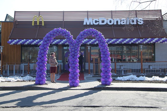 «McDonalds» atver 30-to restorānu Baltijā uz Vienības gatves 115a, Rīgā 73567