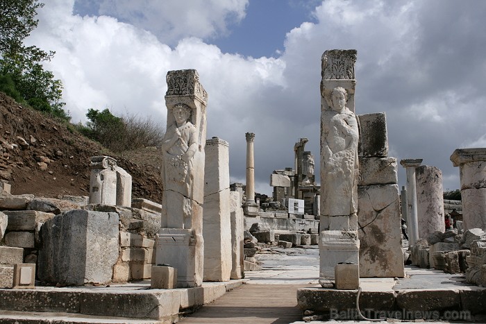 Herakla vārti ir Kuretler prospekta sākums. Šīs bija greznākais pilsētas prospekts ar kolonnām, strūklakām, statujām, galerijām, mozaīku, monumentiem Herakla vārti ir Kuretler prospekta sākums. Šīs bija greznākais pilsētas prospekts ar kolonnām, strūklakām, statujām, galerijām, mozaīku, monumentiem 74713