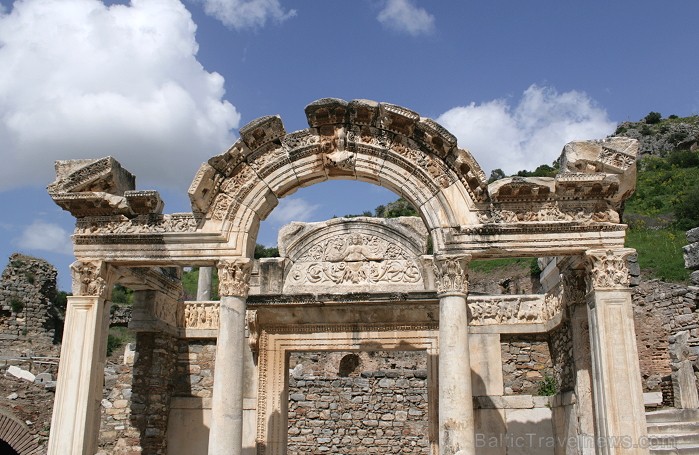 Hadrian tempļa drupas Kuretler prospektā 74715