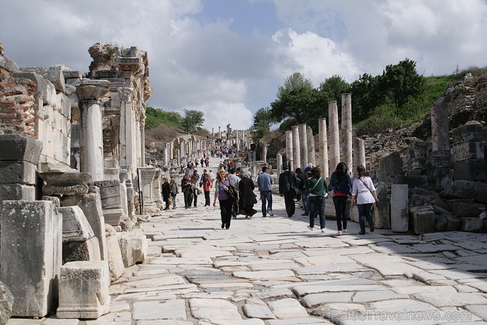Prospekta Kuretler lejas daļā atrodas Hadrian templis, sieviešu pirts (kādreiz te nāca ārā karstie avoti), sabiedriskā tualete ar strūklakām Prospekta Kuretler lejas daļā atrodas Hadrian templis, sieviešu pirts (kādreiz te nāca ārā karstie avoti), sabiedriskā tualete ar strūklakām 74720