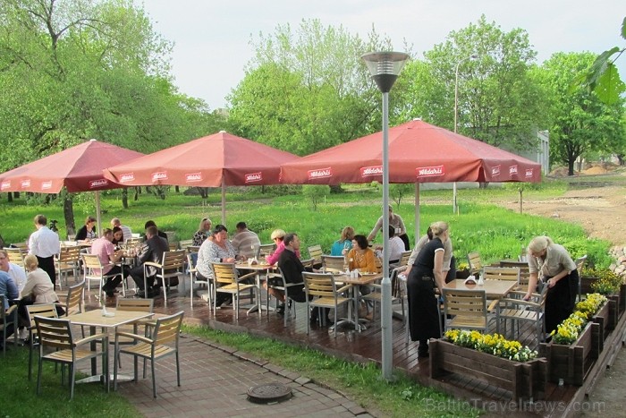 Baudi Rēzeknes vasaras noskaņas viesnīcas Kolonna Hotel Rēzekne restorāna Rozālija jaunajā vasaras terasē (Foto: www.hotelkolonna.com) Baudi Rēzeknes vasaras noskaņas viesnīcas Kolonna Hotel Rēzekne restorāna Rozālija jaunajā vasaras terasē (Foto: www.hotelkolonna.com) 75857