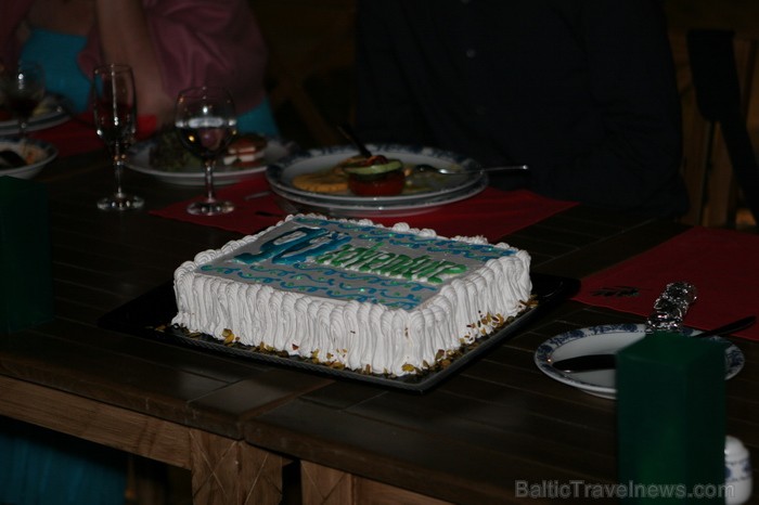 Info tūres pēdejais vakars – godam nopelnītā GoAdventure torte. www.goadventure.lv 76127