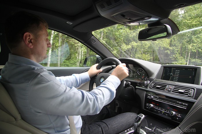 Testētais BMW 6. sērijas Gran Coupe 640d ir aprīkots ar aktīvo kruīzkontroli Stop & Go funkciju, automašīnas novietošanas kontroles sistēmu (PDC) un e Testētais BMW 6. sērijas Gran Coupe 640d ir aprīkots ar aktīvo kruīzkontroli Stop & Go funkciju, automašīnas novietošanas kontroles sistēmu (PDC) un e 77803