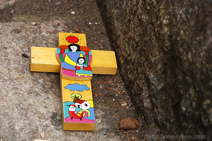 Krustu kalnā ir atrodami visdažādākā veida krusti, kuru precīzs skaits nav noteikts 78241