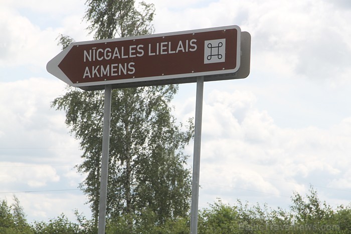 Norādes uz Latvijas lielāko akmeni ir izvietotas sākot no Rīga-Daugavpils šosejas A6. Foto sponsors: Daugavpils viesnīca Park Hotel Latgola www.hotell Norādes uz Latvijas lielāko akmeni ir izvietotas sākot no Rīga-Daugavpils šosejas A6. Foto sponsors: Daugavpils viesnīca Park Hotel Latgola www.hotell 78997