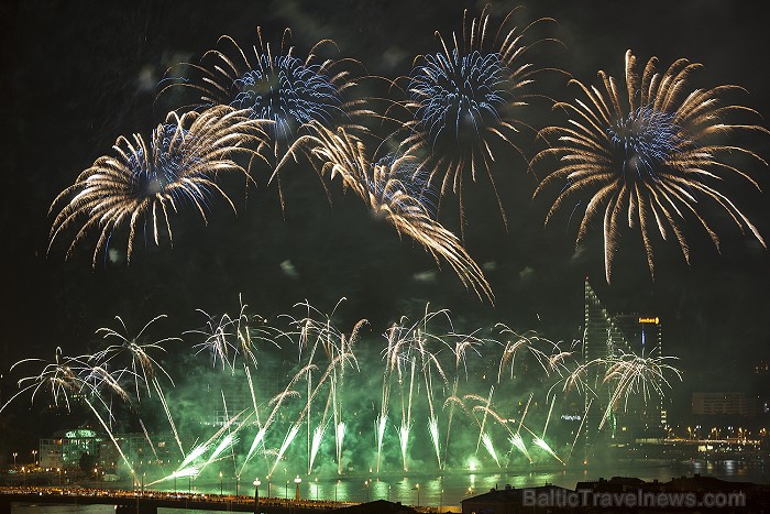 Rīgas svētku 2012 salūts pārsteidz ar savu krāšņumu Foto: Ingus Evertovskis, www.fotoprojekts.lv ar www.panoramariga.lv atbalstu Rīgas svētku 2012 salūts pārsteidz ar savu krāšņumu Foto: Ingus Evertovskis, www.fotoprojekts.lv ar www.panoramariga.lv atbalstu 80629