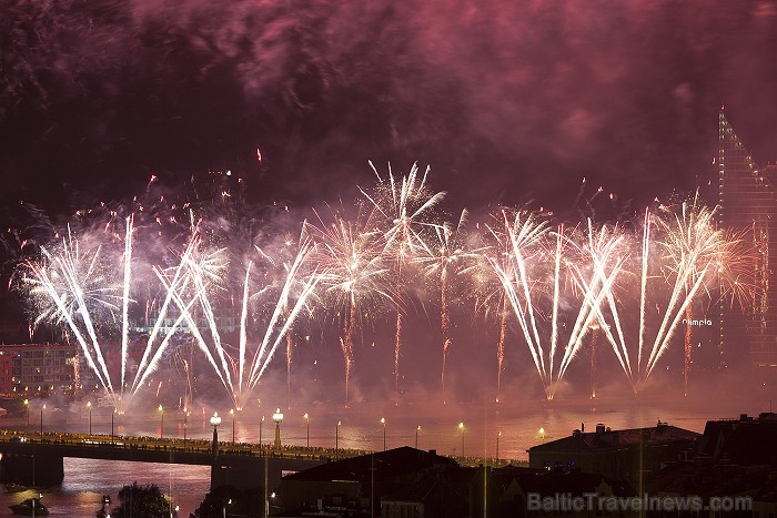 Rīgas svētku 2012 salūts pārsteidz ar savu krāšņumu Foto: Ingus Evertovskis, www.fotoprojekts.lv ar www.panoramariga.lv atbalstu Rīgas svētku 2012 salūts pārsteidz ar savu krāšņumu Foto: Ingus Evertovskis, www.fotoprojekts.lv ar www.panoramariga.lv atbalstu 80632
