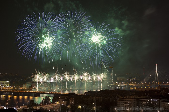 Rīgas svētku 2012 salūts pārsteidz ar savu krāšņumu Foto: Ingus Evertovskis, www.fotoprojekts.lv ar www.panoramariga.lv atbalstu Rīgas svētku 2012 salūts pārsteidz ar savu krāšņumu Foto: Ingus Evertovskis, www.fotoprojekts.lv ar www.panoramariga.lv atbalstu 80635