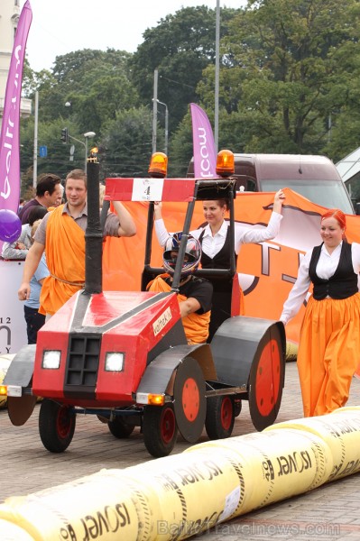 Atraktīvais kājminamo braucamrīku festivāls Baltcom Cartoon rallijs 2012 priecē ar kāšņiem spēkratiem Foto: www.parstipru.lv 80718