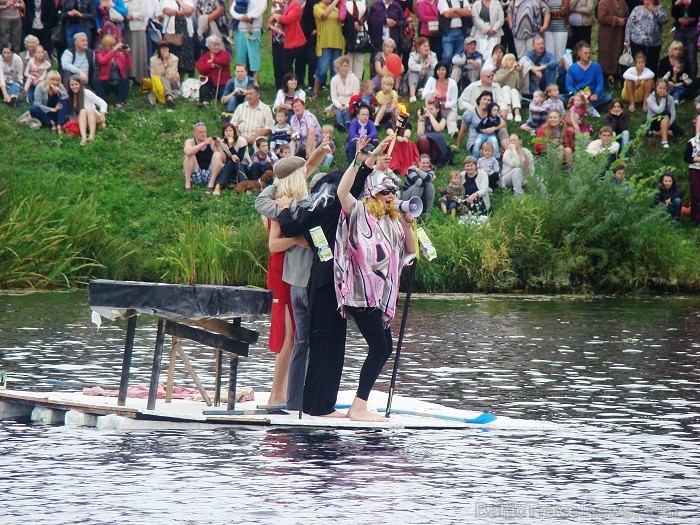 Piena paku laivu regate pulcē lielu skatītāju skaitu. Foto: www.tornis.jelgava.lv 81155