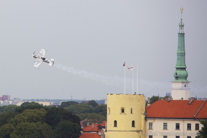 Svētku aviošovs Vecrīgā pulcē lielu skatītāju skaitu. Foto: www.fotoprojekts.lv Sponsors: Radisson Blu Daugava www.radissonblu.com Svētku aviošovs Vecrīgā pulcē lielu skatītāju skaitu. Foto: www.fotoprojekts.lv Sponsors: Radisson Blu Daugava www.radissonblu.com 81229