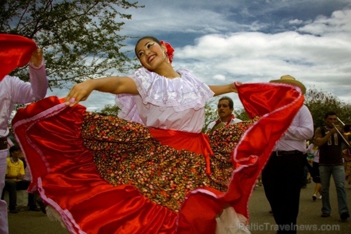 Bambuko kultūras festivāls ietver gan mūzikas, gan dejas, gan tērpu parādes elementus. Foto: www.colombia.travel Bambuko kultūras festivāls ietver gan mūzikas, gan dejas, gan tērpu parādes elementus. Foto: www.colombia.travel 82623