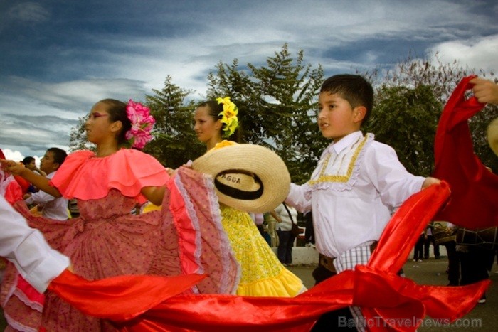 Bambuko kultūras festivāls ietver gan mūzikas, gan dejas, gan tērpu parādes elementus. Foto: www.colombia.travel Bambuko kultūras festivāls ietver gan mūzikas, gan dejas, gan tērpu parādes elementus. Foto: www.colombia.travel 82624