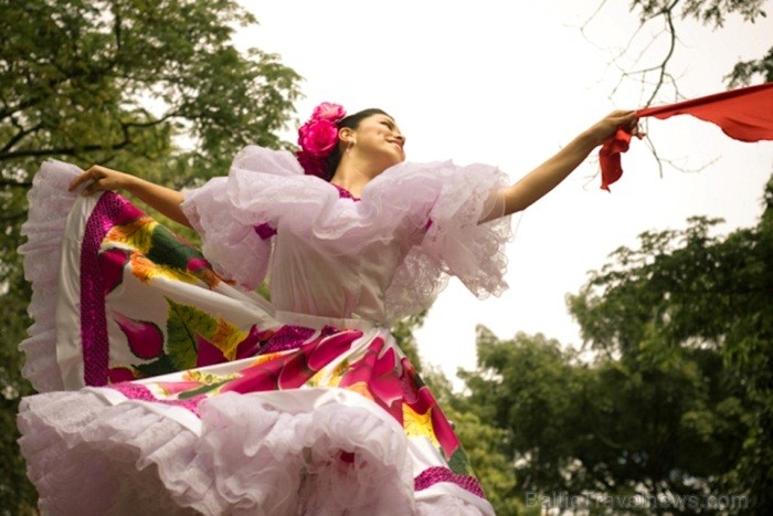 Bambuko kultūras festivāls ietver gan mūzikas, gan dejas, gan tērpu parādes elementus. Foto: www.colombia.travel Bambuko kultūras festivāls ietver gan mūzikas, gan dejas, gan tērpu parādes elementus. Foto: www.colombia.travel 82628