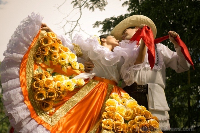Bambuko kultūras festivāls ietver gan mūzikas, gan dejas, gan tērpu parādes elementus. Foto: www.colombia.travel Bambuko kultūras festivāls ietver gan mūzikas, gan dejas, gan tērpu parādes elementus. Foto: www.colombia.travel 82629
