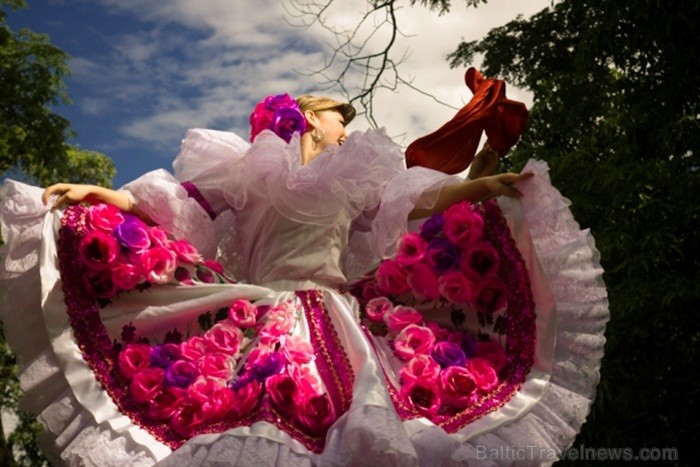 Bambuko kultūras festivāls ietver gan mūzikas, gan dejas, gan tērpu parādes elementus. Foto: www.colombia.travel Bambuko kultūras festivāls ietver gan mūzikas, gan dejas, gan tērpu parādes elementus. Foto: www.colombia.travel 82630