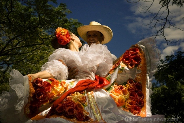 Bambuko kultūras festivāls ietver gan mūzikas, gan dejas, gan tērpu parādes elementus. Foto: www.colombia.travel Bambuko kultūras festivāls ietver gan mūzikas, gan dejas, gan tērpu parādes elementus. Foto: www.colombia.travel 82631