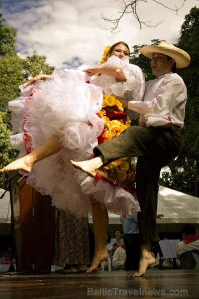 Bambuko kultūras festivāls ietver gan mūzikas, gan dejas, gan tērpu parādes elementus. Foto: www.colombia.travel Bambuko kultūras festivāls ietver gan mūzikas, gan dejas, gan tērpu parādes elementus. Foto: www.colombia.travel 82634