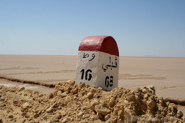 Sālsezers Chott el Jerid atrodas Tunisijā. Kādreiz šeit bija ezers, kurš lietu trūkuma dēļ izžuva Sālsezers Chott el Jerid atrodas Tunisijā. Kādreiz šeit bija ezers, kurš lietu trūkuma dēļ izžuva 82635