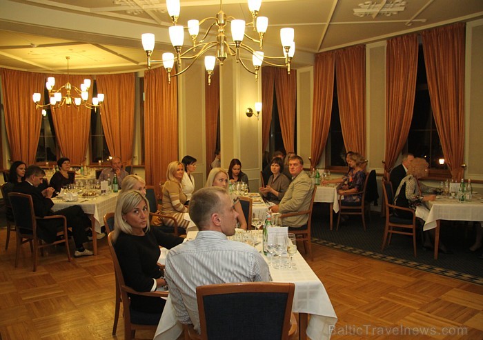 Katram vīna vakariņām izstrādāta tiks īpaša ēdienkarte ar 3 vai 4 ēdieniem, kam piemeklēti tiks 4 alkoholiskie dzērieni degustācijai no vienas noteikt 83535