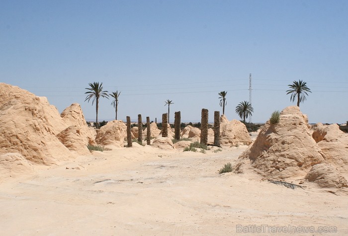 Vēja darinātās smilšu klintis Dbebcha ciemā (Tunisijā) 83736