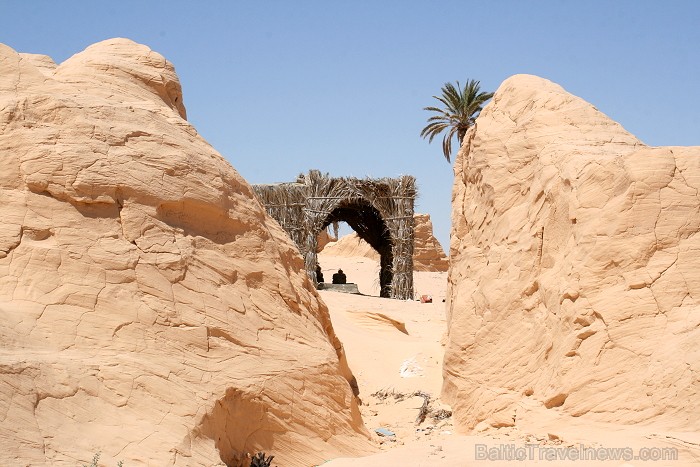 Vēja darinātās smilšu klintis Dbebcha ciemā (Tunisijā) 83737