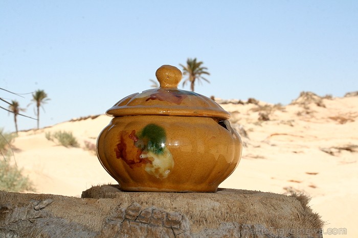 Vēja darinātās smilšu klintis Dbebcha ciemā (Tunisijā) 83747