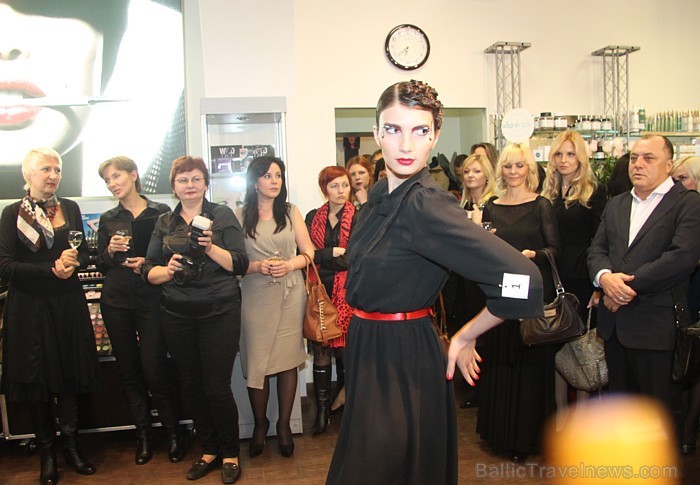Salonā Poetica 3.10.2012 tika prezentēta Make Up For Ever jaunā kolekcija ar nosaukumu Black Tango - www.poetica.lv Salonā Poetica 3.10.2012 tika prezentēta Make Up For Ever jaunā kolekcija ar nosaukumu Black Tango - www.poetica.lv 84776