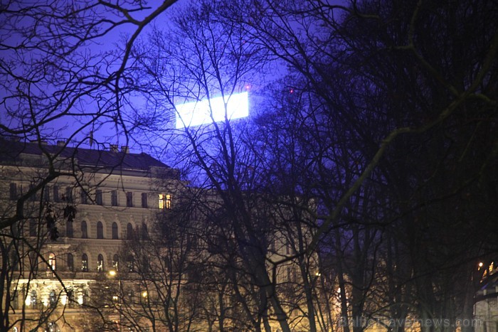 Reklāmas plakāts uz miglā ietītās Lauksaimniecības ministrijas brīžiem bērnos izraisīja lielāku interesi nekā pieteiktie gaismas objekti... Reklāmas plakāts uz miglā ietītās Lauksaimniecības ministrijas brīžiem bērnos izraisīja lielāku interesi nekā pieteiktie gaismas objekti... 85059