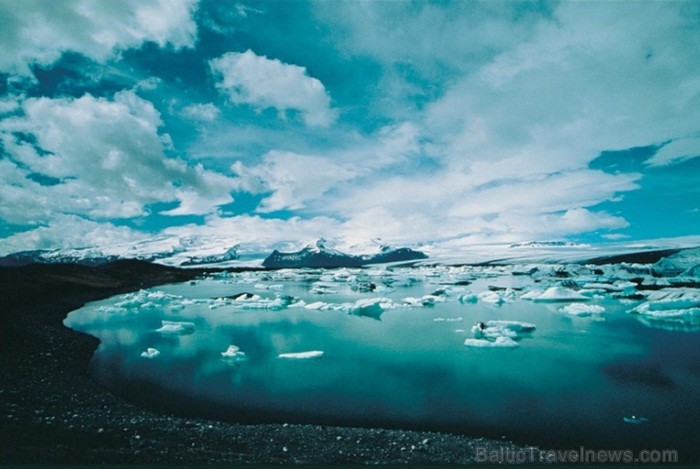 Islande jeb Īslande ir salu valsts Atlantijas okeāna ziemeļos starp Grenlandi, Norvēģiju un Britu salām. Foto: www.icelandtouristboard.com Islande jeb Īslande ir salu valsts Atlantijas okeāna ziemeļos starp Grenlandi, Norvēģiju un Britu salām. Foto: www.icelandtouristboard.com 85150