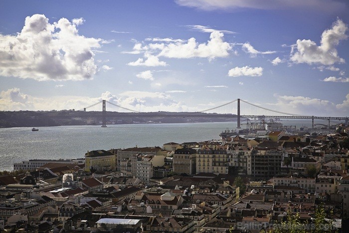 Lisabona ir Portugāles galvaspilsēta un lielākā pilsēta, kuras vēsturiskais centrs atrodas uz stāviem pakalniem. Foto: www.visitlisboa.com Lisabona ir Portugāles galvaspilsēta un lielākā pilsēta, kuras vēsturiskais centrs atrodas uz stāviem pakalniem. Foto: www.visitlisboa.com 85241