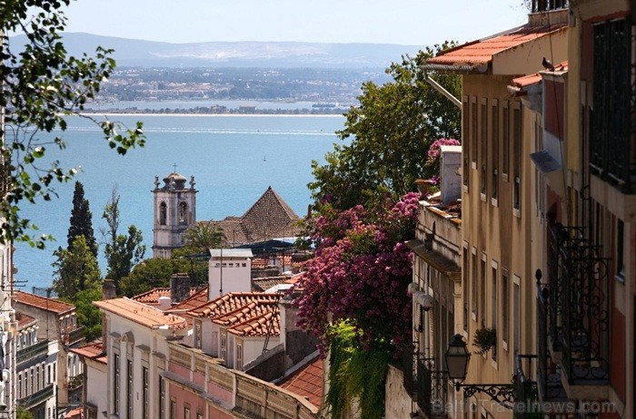 Lisabona ir Portugāles galvaspilsēta un lielākā pilsēta, kuras vēsturiskais centrs atrodas uz stāviem pakalniem. Foto: www.visitlisboa.com Lisabona ir Portugāles galvaspilsēta un lielākā pilsēta, kuras vēsturiskais centrs atrodas uz stāviem pakalniem. Foto: www.visitlisboa.com 85250