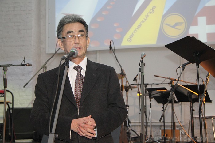 Pasākuma dalībniekus sveic lidsabiedrības «Lufthansa» vadītājs Baltijas valstīs Paulo Akihiko Yoshikawa - www.lufthansa.lv Pasākuma dalībniekus sveic lidsabiedrības «Lufthansa» vadītājs Baltijas valstīs Paulo Akihiko Yoshikawa - www.lufthansa.lv 85271