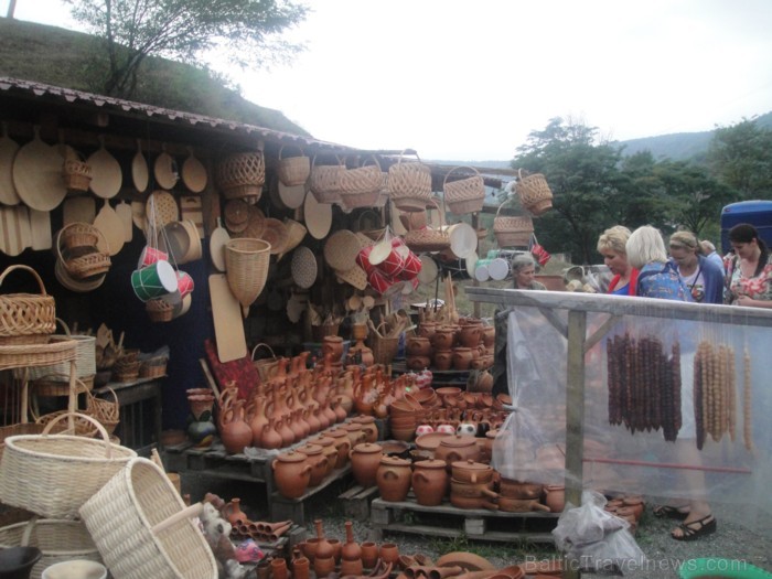 Dažādi suvenīri - pinumi, keramikas izstrādājumi, čurčellas.  Foto: www.remirotravel.lv 85434