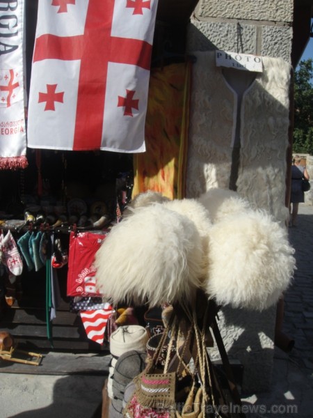 Kā suvenīru var iegādāties arī aitu vilnas cepures! Foto: www.remirotravel.lv 85450