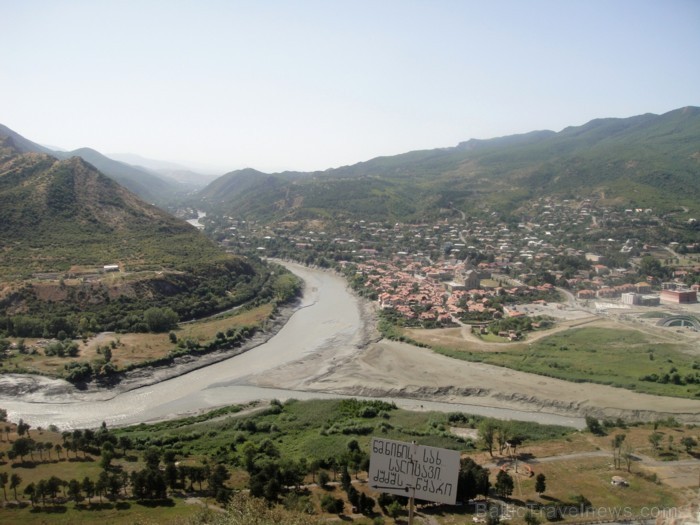 Mtskheta, kādreizējā Gruzijas galvaspilsēta, vietā, kur saplūst Mtkvari un Aragvi upes. Foto: www.remirotravel.lv Mtskheta, kādreizējā Gruzijas galvaspilsēta, vietā, kur saplūst Mtkvari un Aragvi upes. Foto: www.remirotravel.lv 85457