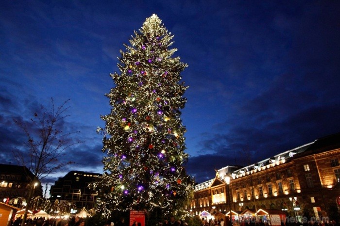 Kopš 1570. gada Strasbūrā darbojas Ziemassvētku svētku tirdziņi un pilsēta kļūst par šo svētku galveno centru. Foto: www.noel.strasbourg.eu Kopš 1570. gada Strasbūrā darbojas Ziemassvētku svētku tirdziņi un pilsēta kļūst par šo svētku galveno centru. Foto: www.noel.strasbourg.eu 85536