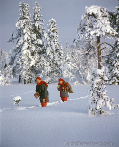 Bērnus Somijā apciemo Ziemassvētku vecītis Joulupukke, kas tulkojumā nozīmē Ziemassvētku āzis. Foto: www.visitfinland.com Bērnus Somijā apciemo Ziemassvētku vecītis Joulupukke, kas tulkojumā nozīmē Ziemassvētku āzis. Foto: www.visitfinland.com 85868