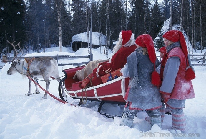Bērnus Somijā apciemo Ziemassvētku vecītis Joulupukke, kas tulkojumā nozīmē Ziemassvētku āzis. Foto: www.visitfinland.com Bērnus Somijā apciemo Ziemassvētku vecītis Joulupukke, kas tulkojumā nozīmē Ziemassvētku āzis. Foto: www.visitfinland.com 85885