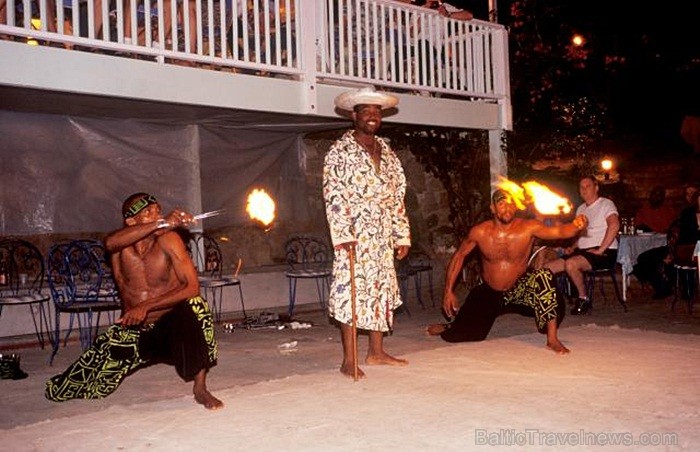 Sentlūsija ir salu valsts Karību jūras austrumos uz robežas ar Atlantijas okeānu. Foto: www.stlucia.org Sentlūsija ir salu valsts Karību jūras austrumos uz robežas ar Atlantijas okeānu. Foto: www.stlucia.org 86450
