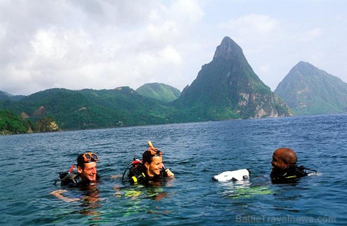 Sentlūsija ir salu valsts Karību jūras austrumos uz robežas ar Atlantijas okeānu. Foto: www.stlucia.org Sentlūsija ir salu valsts Karību jūras austrumos uz robežas ar Atlantijas okeānu. Foto: www.stlucia.org 86452