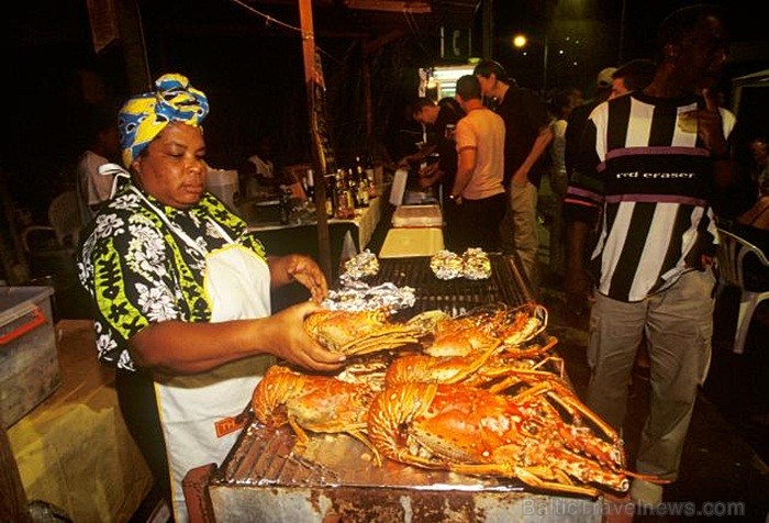Sentlūsija ir salu valsts Karību jūras austrumos uz robežas ar Atlantijas okeānu. Foto: www.stlucia.org Sentlūsija ir salu valsts Karību jūras austrumos uz robežas ar Atlantijas okeānu. Foto: www.stlucia.org 86455