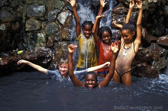 Sentlūsija ir salu valsts Karību jūras austrumos uz robežas ar Atlantijas okeānu. Foto: www.stlucia.org Sentlūsija ir salu valsts Karību jūras austrumos uz robežas ar Atlantijas okeānu. Foto: www.stlucia.org 86465