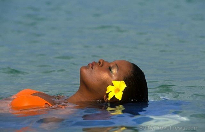 Sentlūsija ir salu valsts Karību jūras austrumos uz robežas ar Atlantijas okeānu. Foto: www.stlucia.org Sentlūsija ir salu valsts Karību jūras austrumos uz robežas ar Atlantijas okeānu. Foto: www.stlucia.org 86469