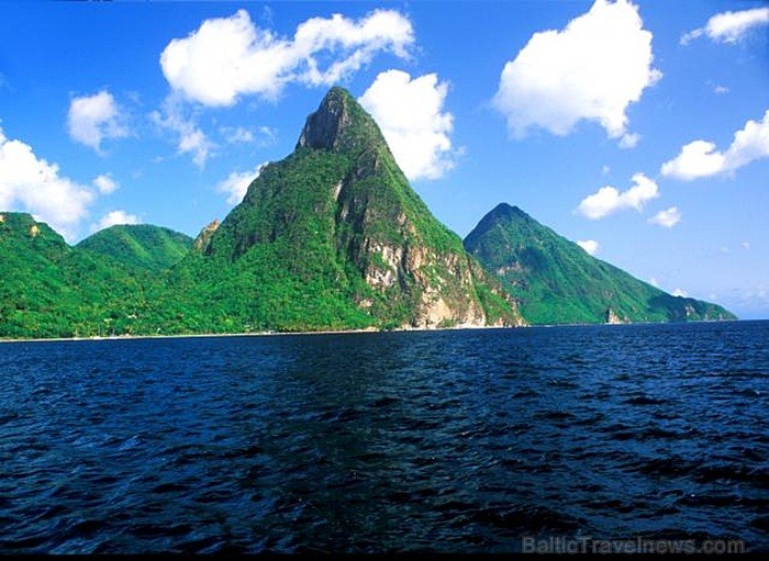 Sentlūsija ir salu valsts Karību jūras austrumos uz robežas ar Atlantijas okeānu. Foto: www.stlucia.org Sentlūsija ir salu valsts Karību jūras austrumos uz robežas ar Atlantijas okeānu. Foto: www.stlucia.org 86472