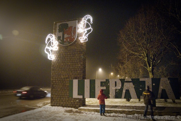 Liepāja šogad pārsteidz īpaši, pilsētā var atrast gan milzu piparkūkas un adventes vainagu, gan svētku tramvaju, kā arī iedzīvotāji un viesi tiek aici Liepāja šogad pārsteidz īpaši, pilsētā var atrast gan milzu piparkūkas un adventes vainagu, gan svētku tramvaju, kā arī iedzīvotāji un viesi tiek aici 86476