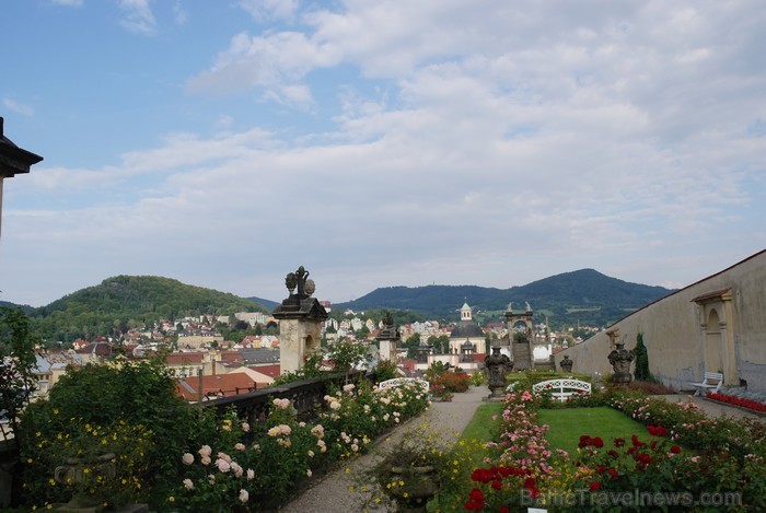 Barokālā Dečina ar rožu dārziem. Remiro Travel piedāvā braucienus 2013. gada jūlijā un augustā uz Saksijas un Bohēmijas Šveici. Foto: www.remirotravel Barokālā Dečina ar rožu dārziem. Remiro Travel piedāvā braucienus 2013. gada jūlijā un augustā uz Saksijas un Bohēmijas Šveici. Foto: www.remirotravel 87276