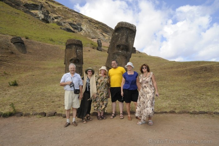 Grupa pie Moai, kas atrodas Rano Raraku krastā, šeit visi Moai tika veidoti no netālu esošās kalnu grēdas. Uz salas ir bijuši ap 900 Moai. Interesanti Grupa pie Moai, kas atrodas Rano Raraku krastā, šeit visi Moai tika veidoti no netālu esošās kalnu grēdas. Uz salas ir bijuši ap 900 Moai. Interesanti 89434