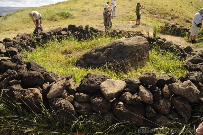 Pie Orongo krātera ir atrastas fosilijas, kas liecina, ka šeit ir mitinājušās divas dažādas civilizācijas, no kurām viena nemaz nav zināma - www.trave Pie Orongo krātera ir atrastas fosilijas, kas liecina, ka šeit ir mitinājušās divas dažādas civilizācijas, no kurām viena nemaz nav zināma - www.trave 89448